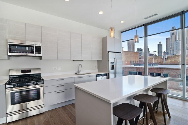 Building Photo - 858 N Franklin