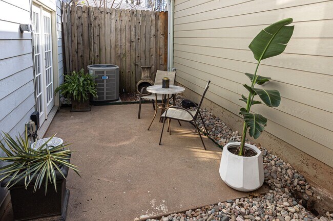 Building Photo - 1515 1/2 S Carson Ave