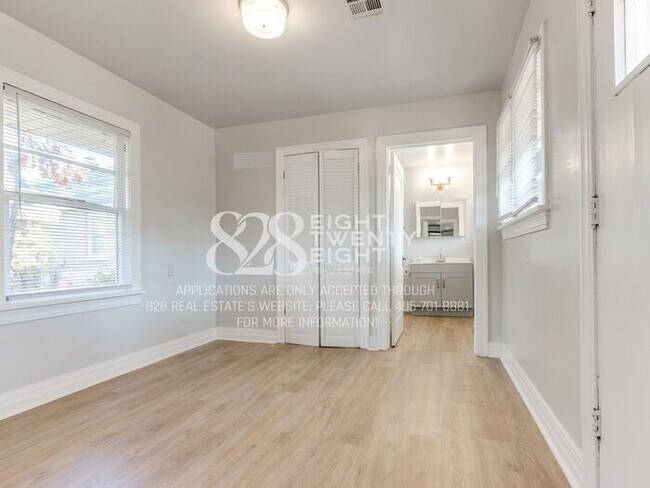 Building Photo - **AVAILABLE NOW!** 3 BED/2 BATH DUPLEX - CLOSE TO CAMPUS!