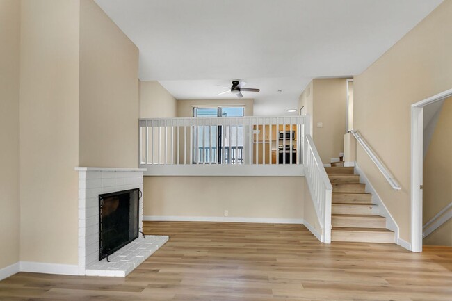 Building Photo - Beautiful townhome in North La Jolla! Avai...