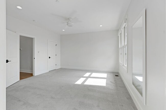 Building Photo - 206 S 10th St