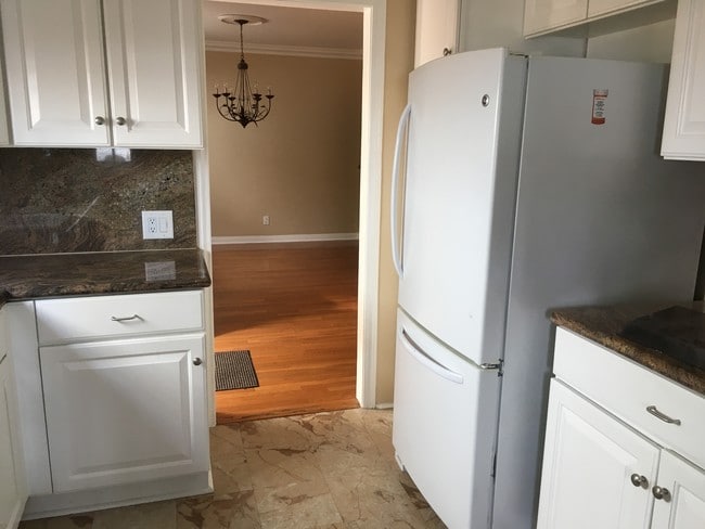 Kitchen - 844 N Laurel Ave