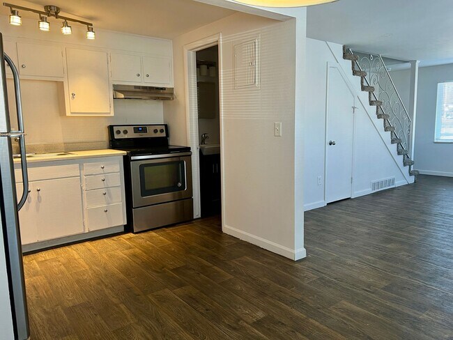 Building Photo - Spacious 2-bedroom 1.5 bath unit available in Westminster