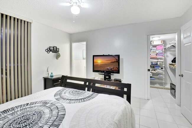 Building Photo - 5220 Las Verdes Cir