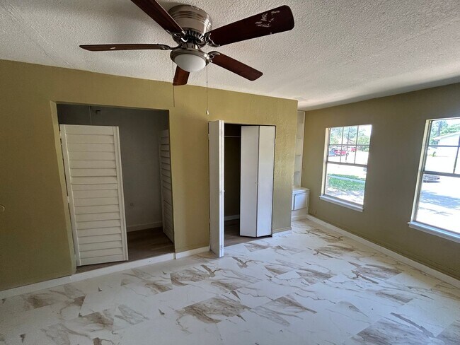 Building Photo - Discover the home and live like royalty!