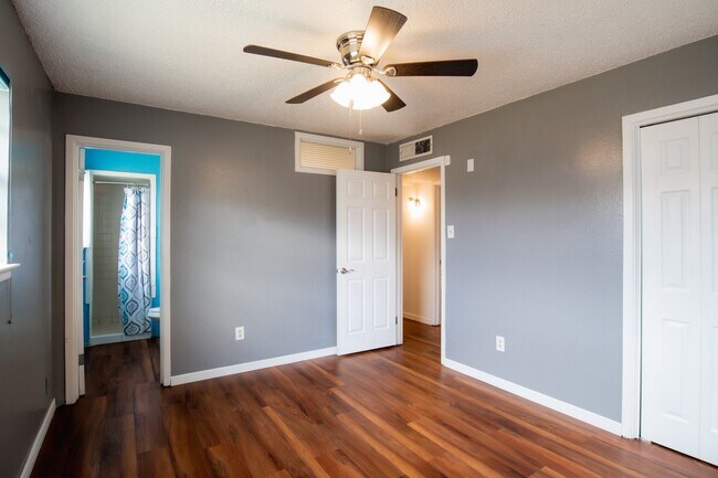 Building Photo - 1633 Stull Dr