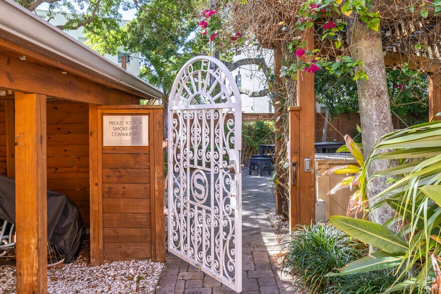 Building Photo - Bayshore Palms at Soho