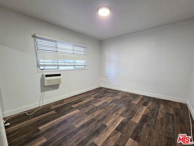 Building Photo - 920 Westbourne Dr