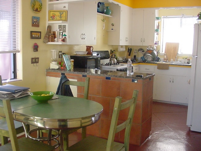 Building Photo - 2128 E 9th St