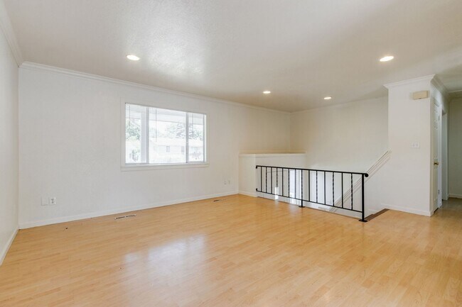 Building Photo - 4 bedroom house close to CSU