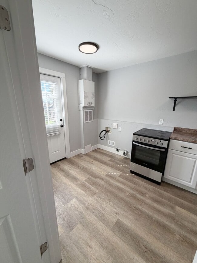 Building Photo - 2 Bedroom, 1 Bathroom Home