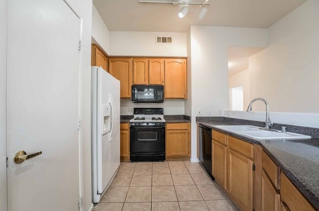 Building Photo - 3 Bedroom Open Layout Condo in Gated Commu...
