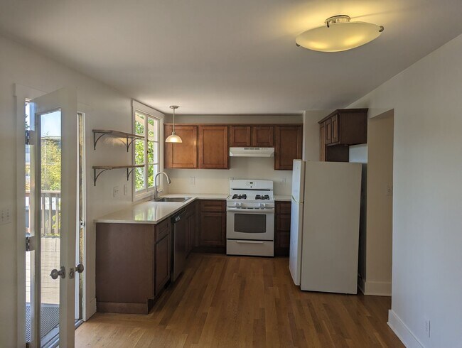 Building Photo - COMING SOON-A sunny top floor flat, 3 bedrooms, 2 bathrooms, living room and large kitchen with p...