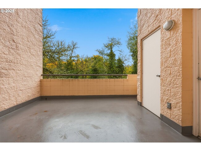 Building Photo - Rare 2 Bed 2 Bath + Loft Quintet Condo with Resort-Style Living in Portland’s West Hills