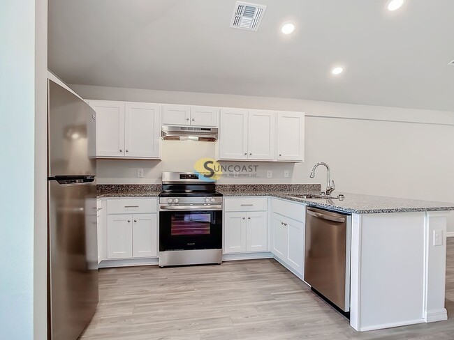 Building Photo - 15070 Dania Ave