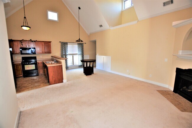 Building Photo - 2027 Rossburg Pl