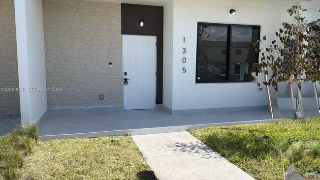 Building Photo - 1305 NW 4th Ter