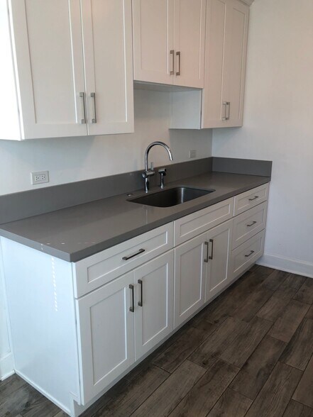 Building Photo - 5707 San Vicente Blvd