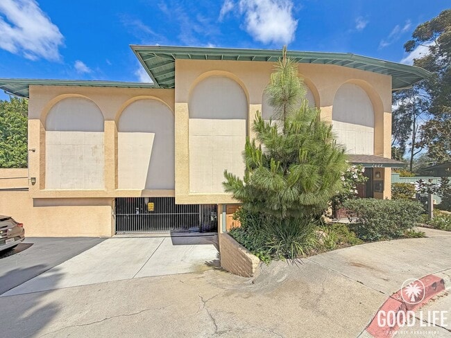 Building Photo - Beautiful 1BD/1BA W/ Reserved Parking and Laundry On-Site in Pacific Beach!