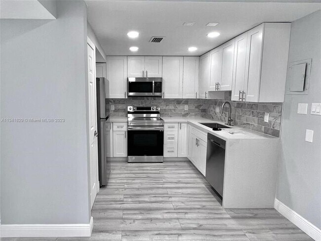 Primary Photo - 4174 Inverrary Dr