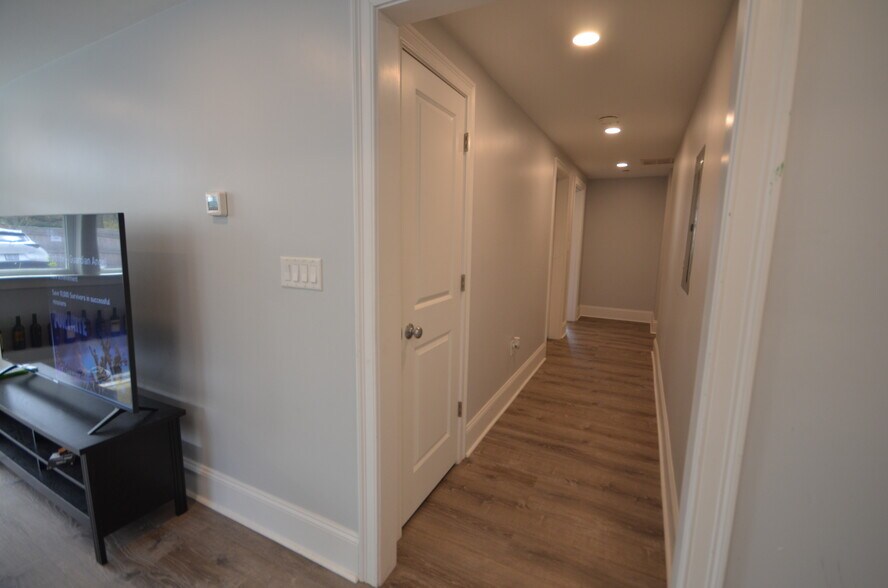 Building Photo - 106 Kenrick St