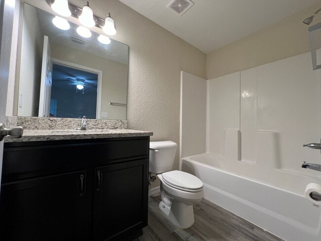 Building Photo - Available now! Lovely 2 Bedroom, 2 Bathroo...