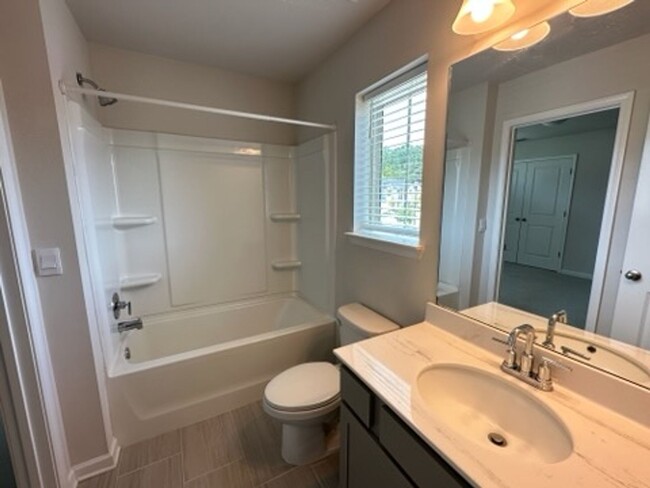 Building Photo - Lovely townhome in gated subdivision minut...