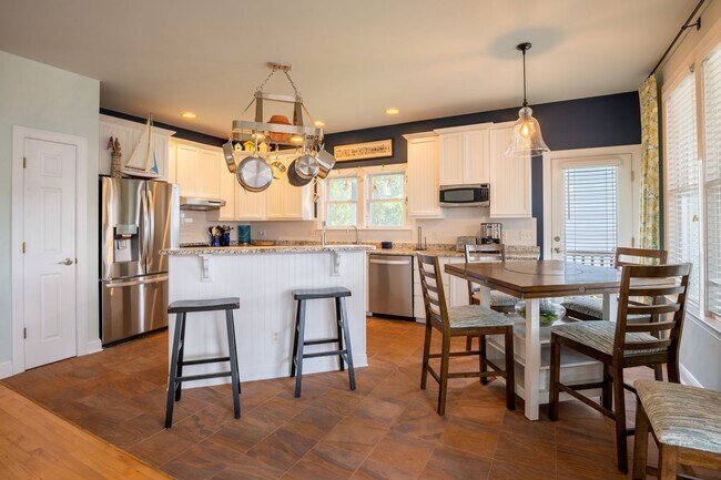 Building Photo - PERFECT SINGLE FAMILY OFF-SEASON MONTHLY R...