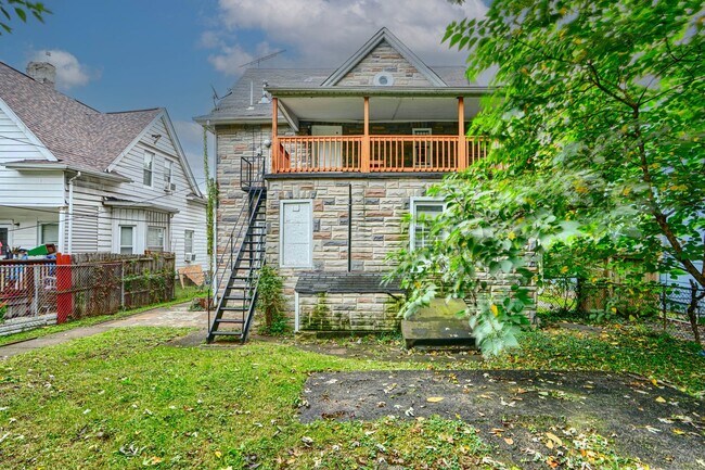 Building Photo - 304 Collins Ave