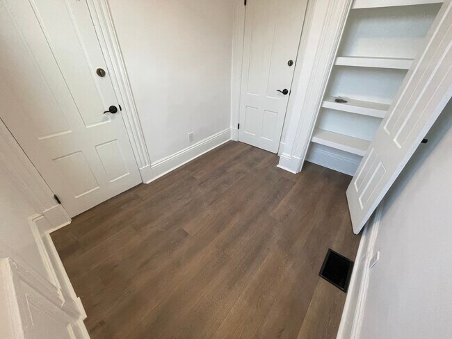 Room 1 - 12 Suydam St