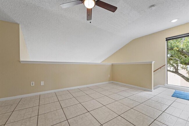 Building Photo - 10855 Meadowglen Ln