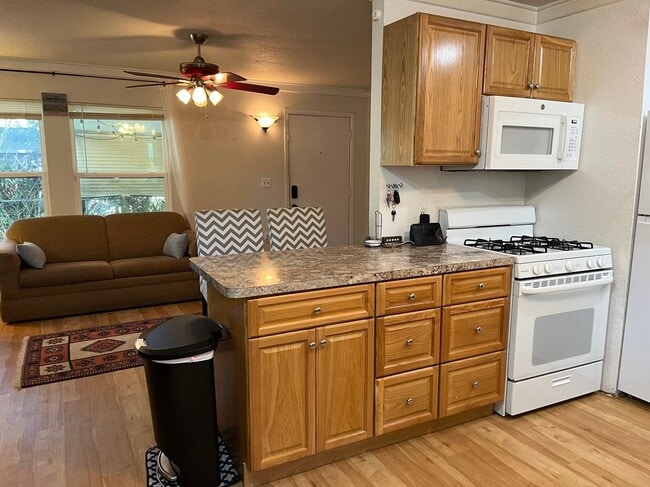 Building Photo - 1816 Weeks Ave