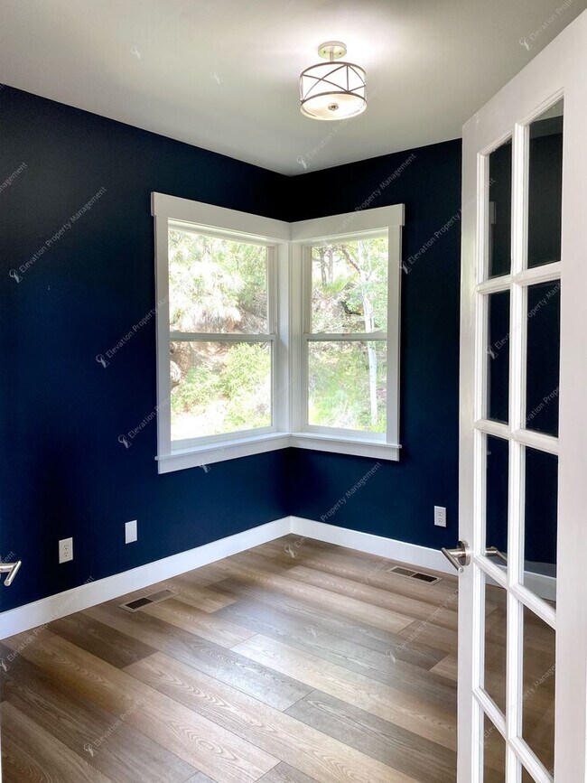 Building Photo - Elegant Awbrey Butte Home | Unfurnished | ...