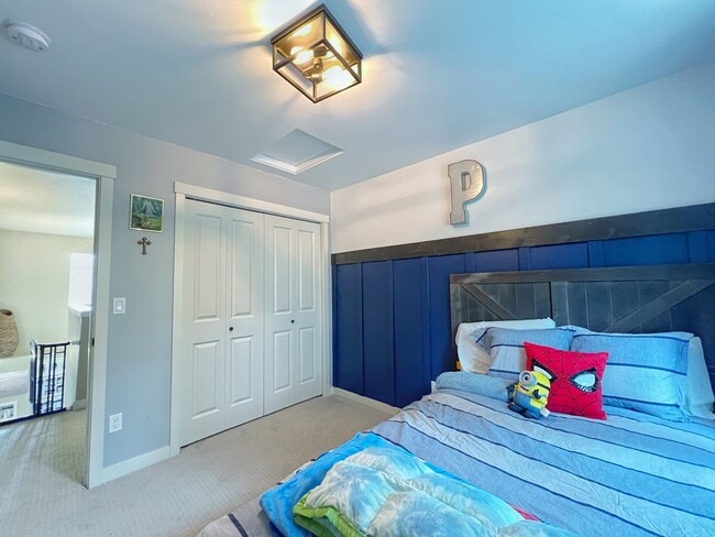 Building Photo - 4 Bedroom Home Bordering Covington and Kent