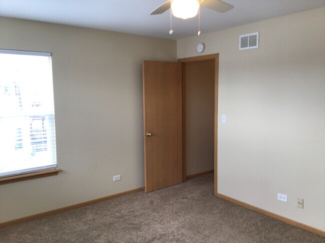 Building Photo - 560 S Annandale Dr