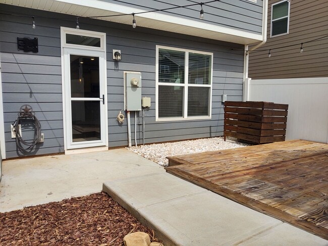Building Photo - Move-In Ready, End Unit Two Story Townhome...