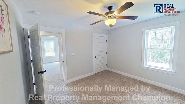 Building Photo - Spacious 3 BD/2.5 BA + Bonus Room | Community Boat Ramp & Dock Access