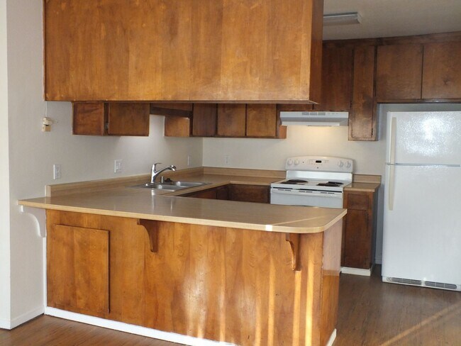 Building Photo - Rescue duplex 2/1 home w garage $2195