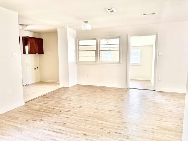 Building Photo - 343 S Fairfax Dr