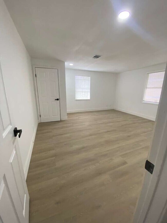 Building Photo - BEAUTIFUL HOME IN HOUSTON. MOVE IN READY!.