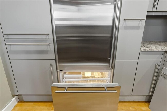 Building Photo - 555 S Water St