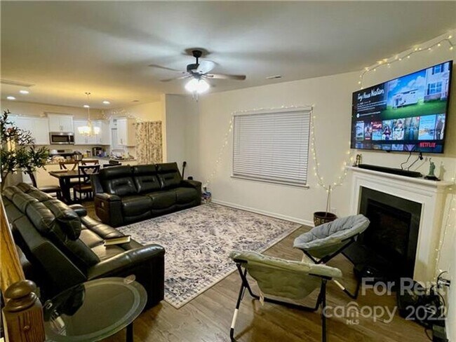 Building Photo - Captivating Single Family Home | 3 BR/2.5BA | 1-Car Covered Parking |In Highland Park