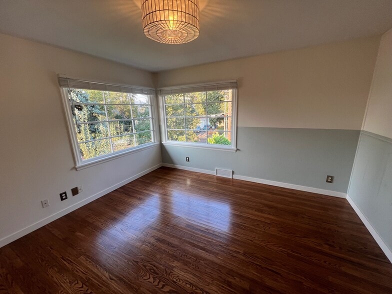 Building Photo - 409 S Coeur Dalene St