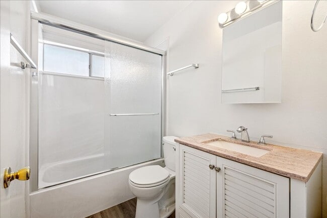 Building Photo - 8828 La Riviera Dr