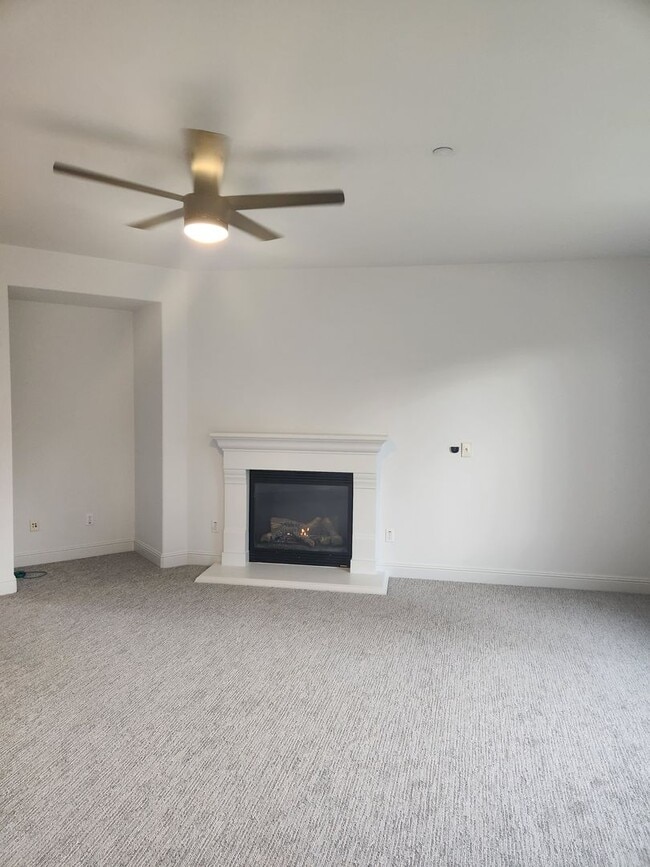 Building Photo - Great Santa Rosa Neighborhood 3 Bedroom, 2.5 Bathrooms