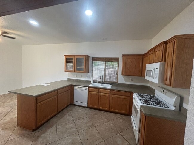 Building Photo - Great location on this split floorplan 3 b...