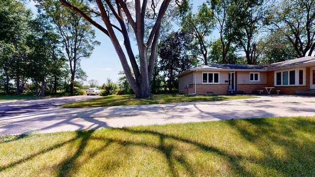 Building Photo - Great Duplex on Campus
