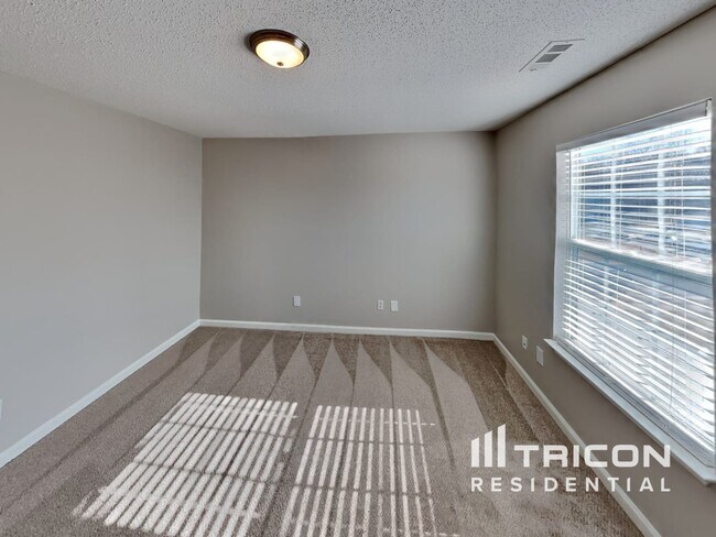 Building Photo - 242 Julian Pond Ln