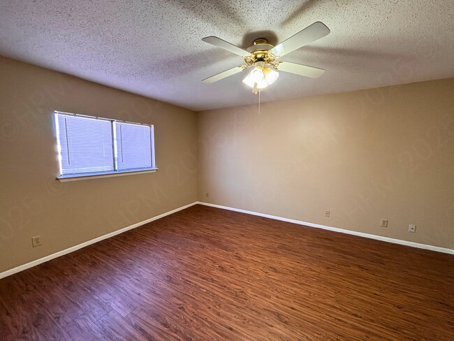 Building Photo - Move-In Special. ½ off the first full month's rent with a 12-month lease.
