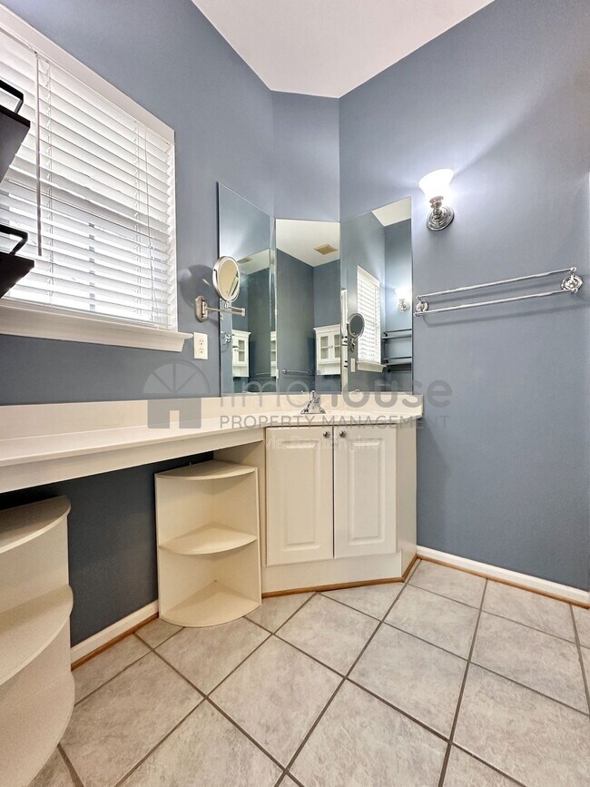 Building Photo - 5872 Ludington Dr